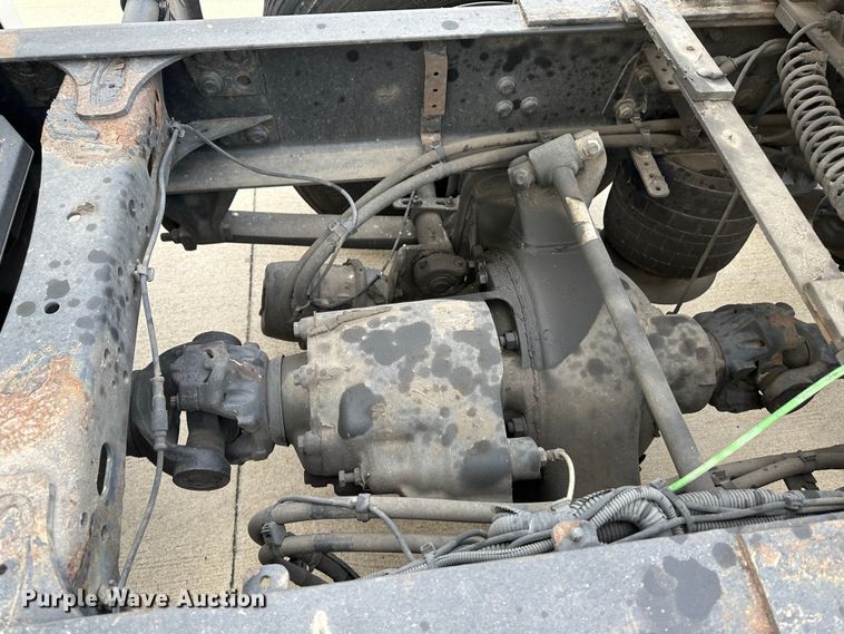 image for item JD9735 2014 Freightliner Cascadia  semi truck