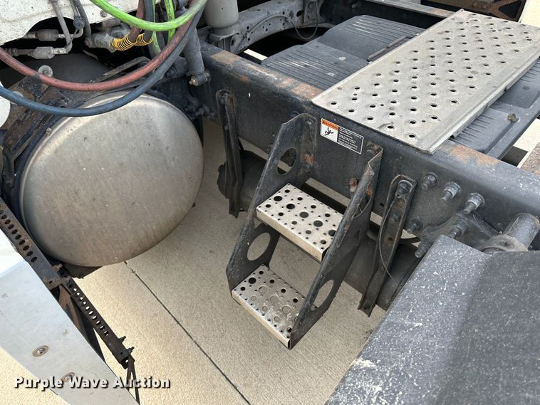 image for item JD9735 2014 Freightliner Cascadia  semi truck