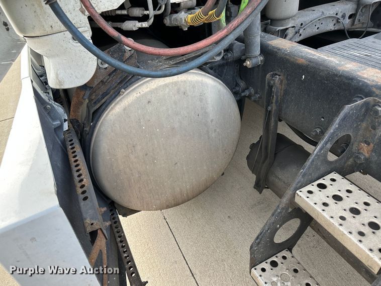 image for item JD9735 2014 Freightliner Cascadia  semi truck