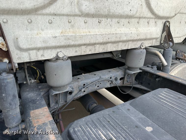 image for item JD9735 2014 Freightliner Cascadia  semi truck