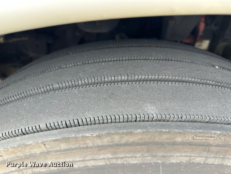 image for item JD9735 2014 Freightliner Cascadia  semi truck