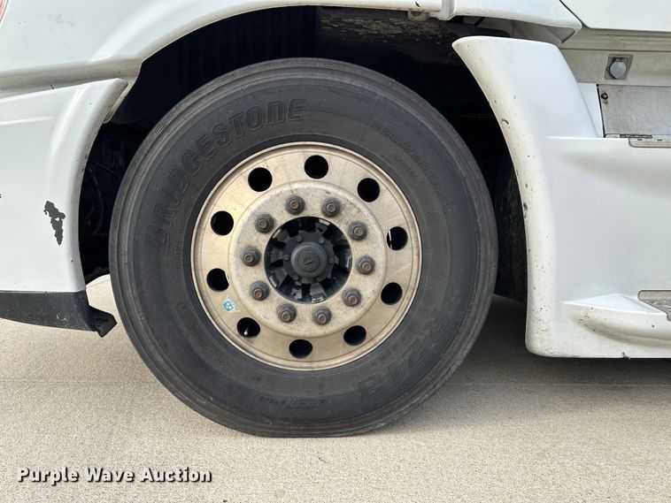 image for item JD9735 2014 Freightliner Cascadia  semi truck