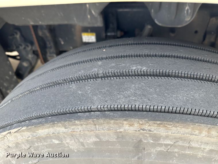 image for item JD9735 2014 Freightliner Cascadia  semi truck