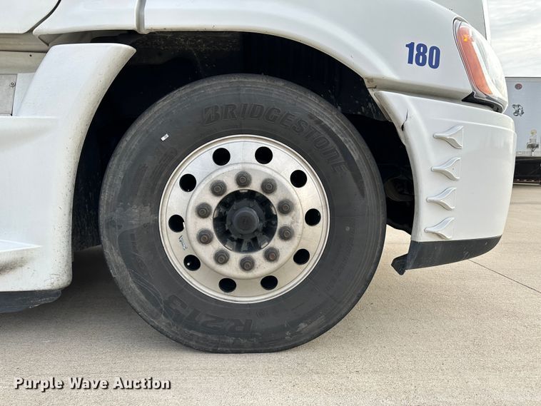 image for item JD9735 2014 Freightliner Cascadia  semi truck