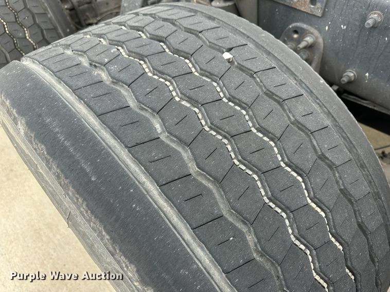 image for item JD9735 2014 Freightliner Cascadia  semi truck