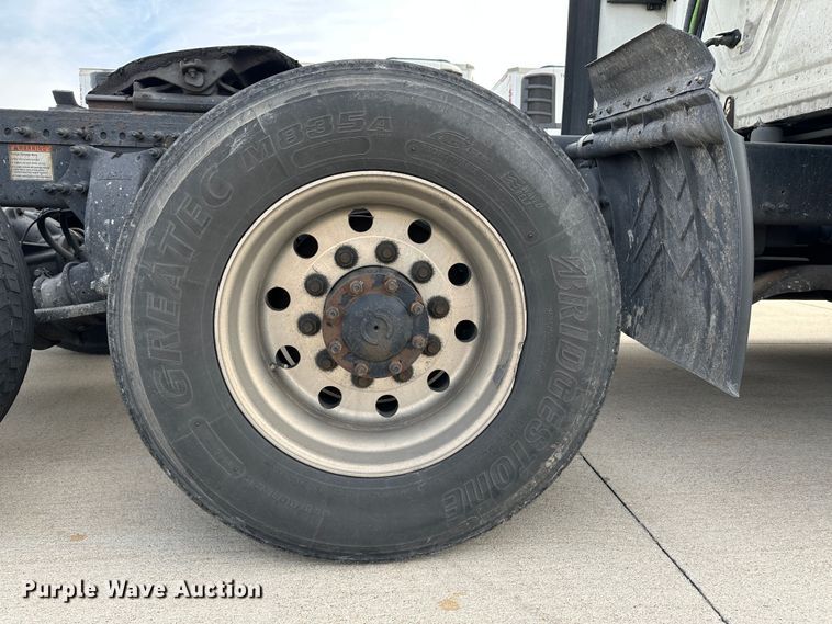 image for item JD9735 2014 Freightliner Cascadia  semi truck