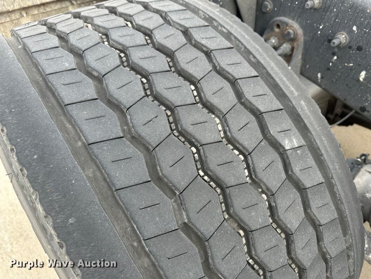 image for item JD9735 2014 Freightliner Cascadia  semi truck