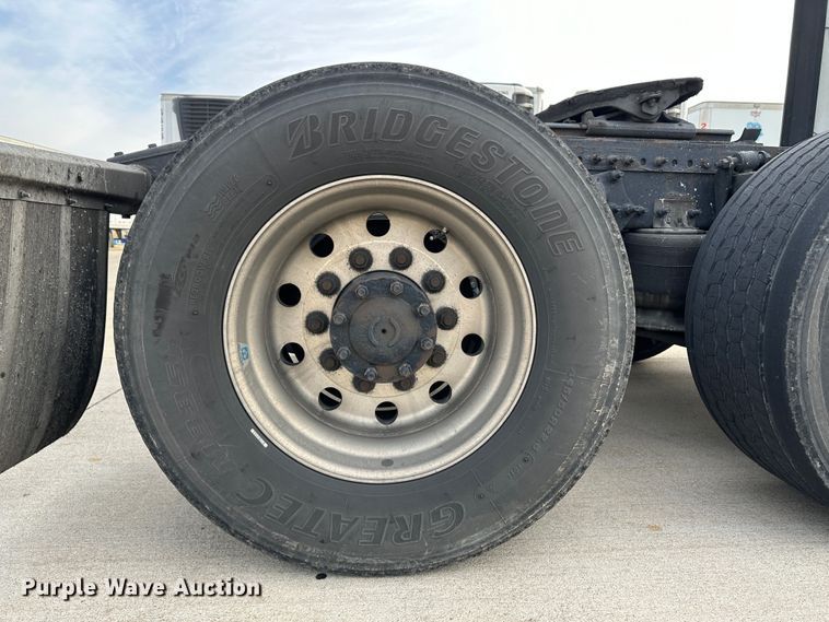 image for item JD9735 2014 Freightliner Cascadia  semi truck