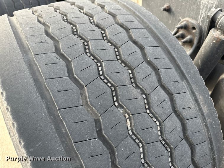 image for item JD9735 2014 Freightliner Cascadia  semi truck