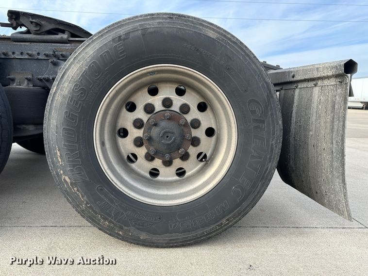 image for item JD9735 2014 Freightliner Cascadia  semi truck