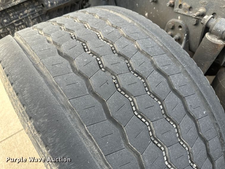 image for item JD9735 2014 Freightliner Cascadia  semi truck