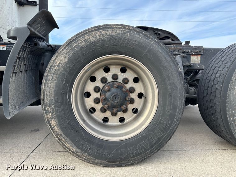 image for item JD9735 2014 Freightliner Cascadia  semi truck