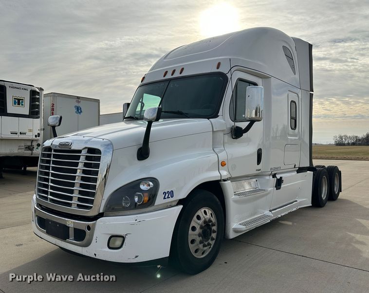 image for item JD9738 2016 Freightliner Cascadia  semi truck