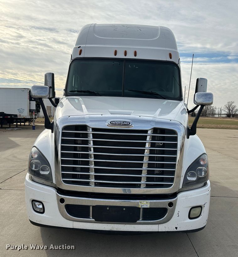 image for item JD9738 2016 Freightliner Cascadia  semi truck