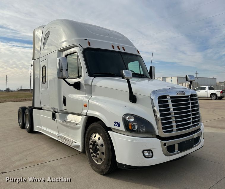 image for item JD9738 2016 Freightliner Cascadia  semi truck