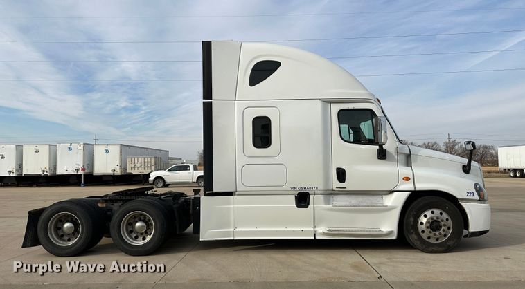 image for item JD9738 2016 Freightliner Cascadia  semi truck