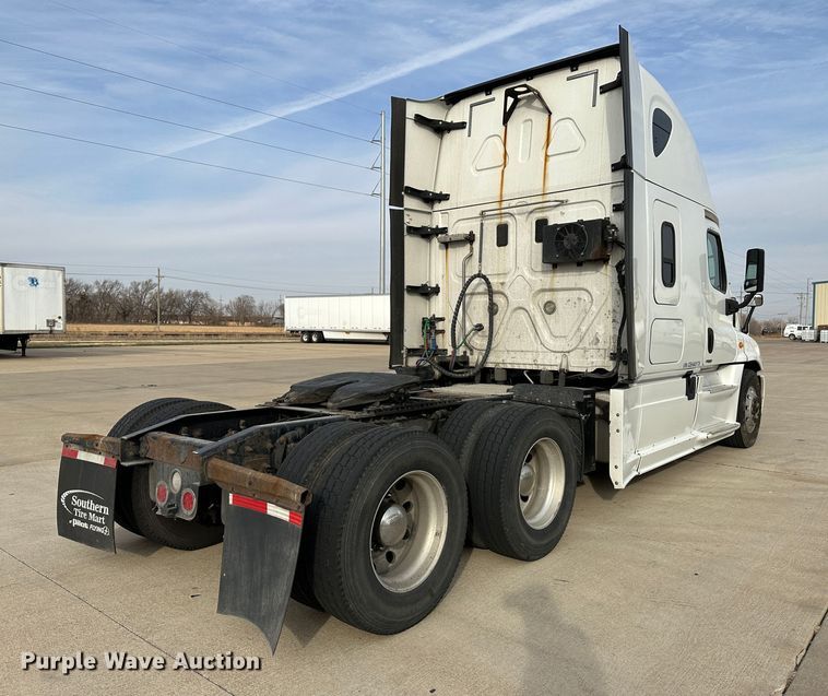 image for item JD9738 2016 Freightliner Cascadia  semi truck