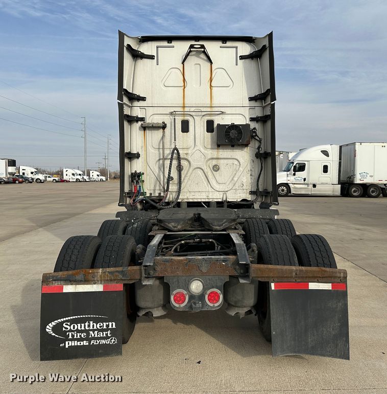 image for item JD9738 2016 Freightliner Cascadia  semi truck