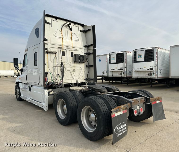 image for item JD9738 2016 Freightliner Cascadia  semi truck