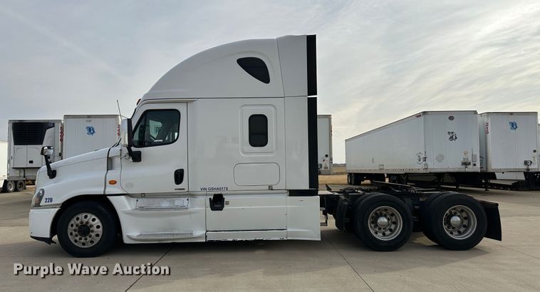 image for item JD9738 2016 Freightliner Cascadia  semi truck