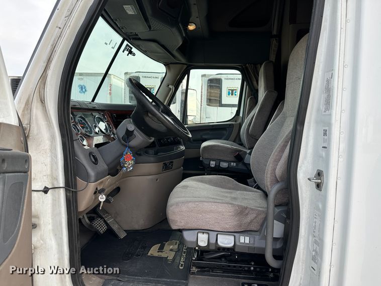 image for item JD9738 2016 Freightliner Cascadia  semi truck