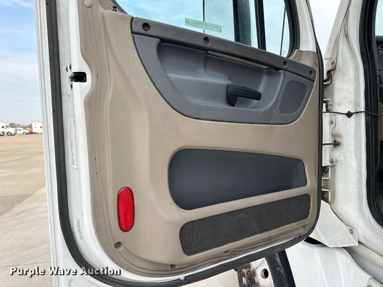 image for item JD9738 2016 Freightliner Cascadia  semi truck