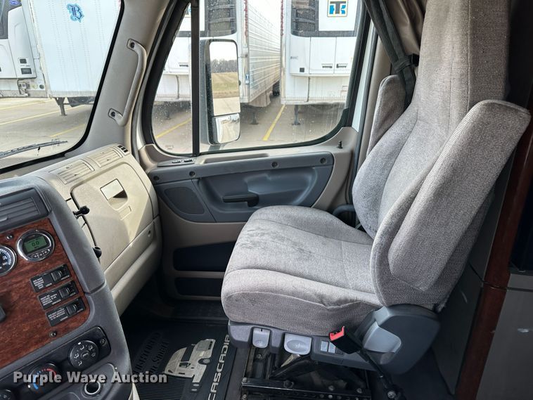 image for item JD9738 2016 Freightliner Cascadia  semi truck