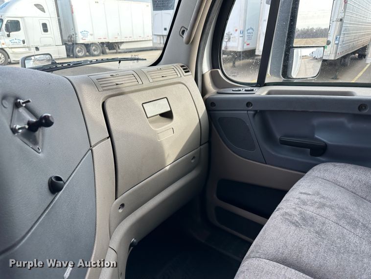 image for item JD9738 2016 Freightliner Cascadia  semi truck