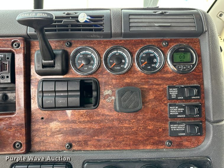 image for item JD9738 2016 Freightliner Cascadia  semi truck