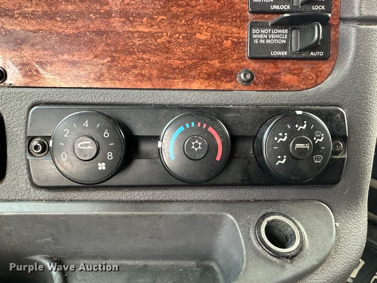 image for item JD9738 2016 Freightliner Cascadia  semi truck