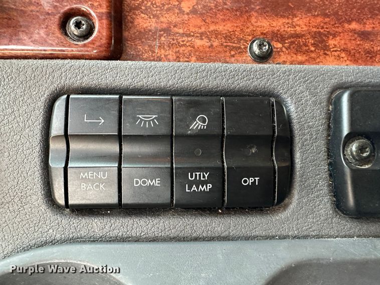 image for item JD9738 2016 Freightliner Cascadia  semi truck