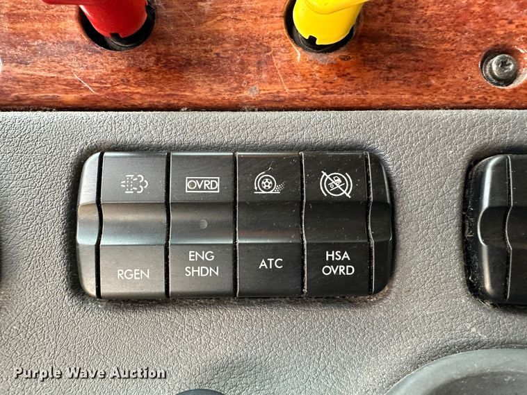 image for item JD9738 2016 Freightliner Cascadia  semi truck