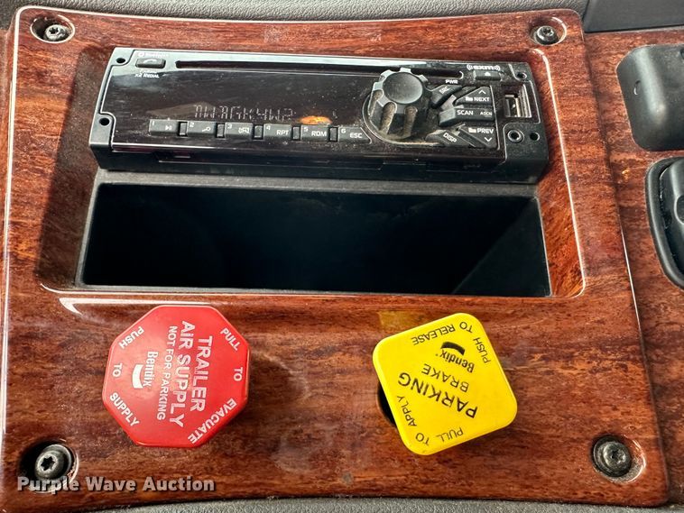 image for item JD9738 2016 Freightliner Cascadia  semi truck