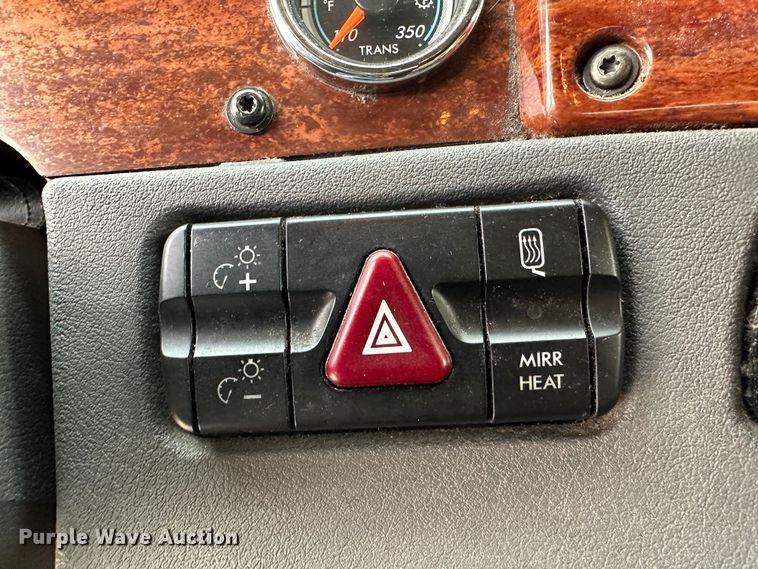 image for item JD9738 2016 Freightliner Cascadia  semi truck