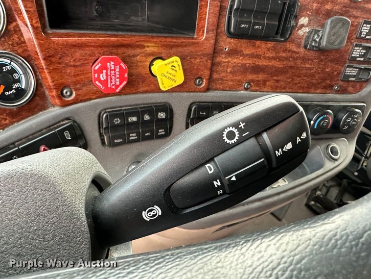 image for item JD9738 2016 Freightliner Cascadia  semi truck