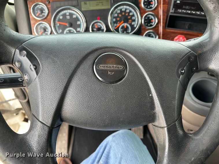 image for item JD9738 2016 Freightliner Cascadia  semi truck