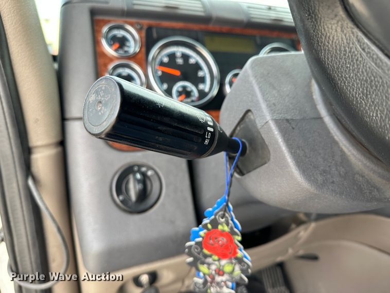 image for item JD9738 2016 Freightliner Cascadia  semi truck