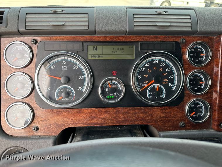 image for item JD9738 2016 Freightliner Cascadia  semi truck