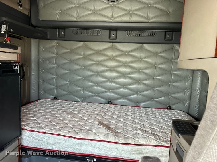 image for item JD9738 2016 Freightliner Cascadia  semi truck