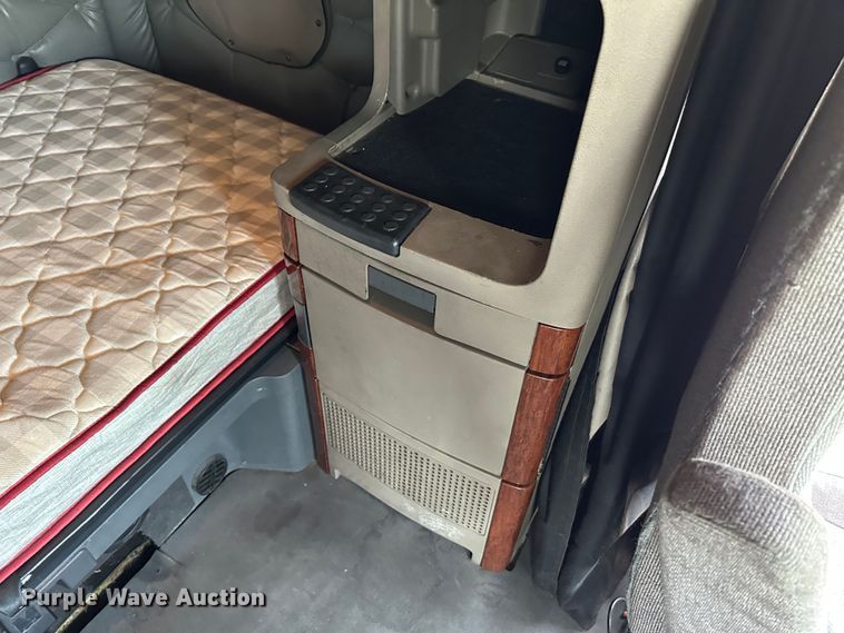 image for item JD9738 2016 Freightliner Cascadia  semi truck