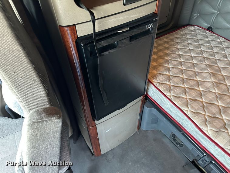 image for item JD9738 2016 Freightliner Cascadia  semi truck