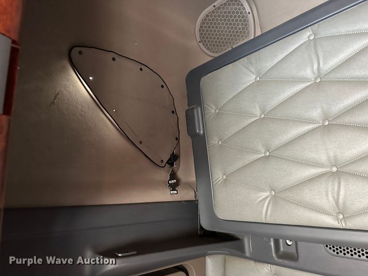 image for item JD9738 2016 Freightliner Cascadia  semi truck