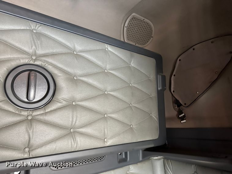 image for item JD9738 2016 Freightliner Cascadia  semi truck