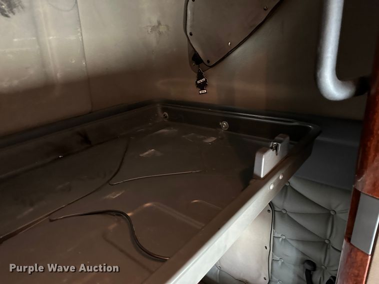 image for item JD9738 2016 Freightliner Cascadia  semi truck