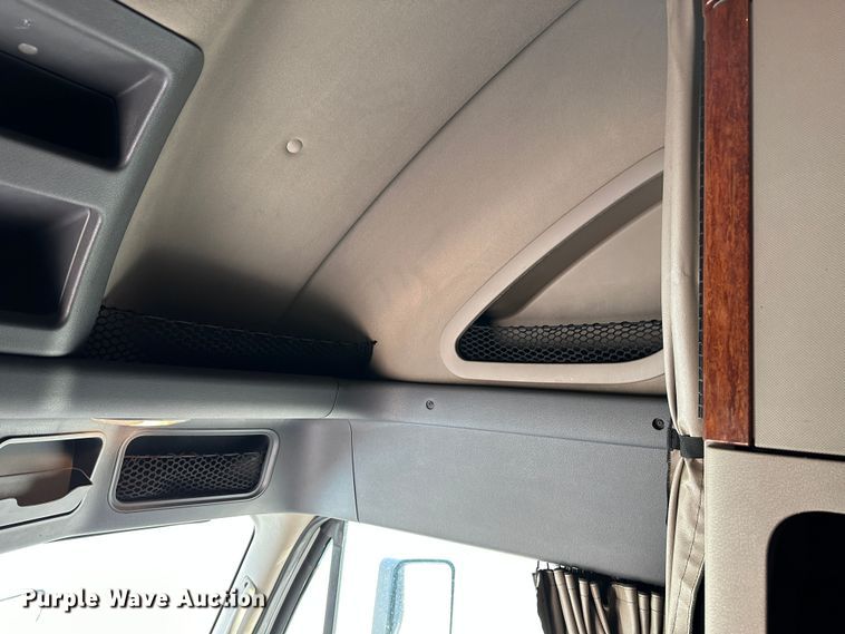 image for item JD9738 2016 Freightliner Cascadia  semi truck