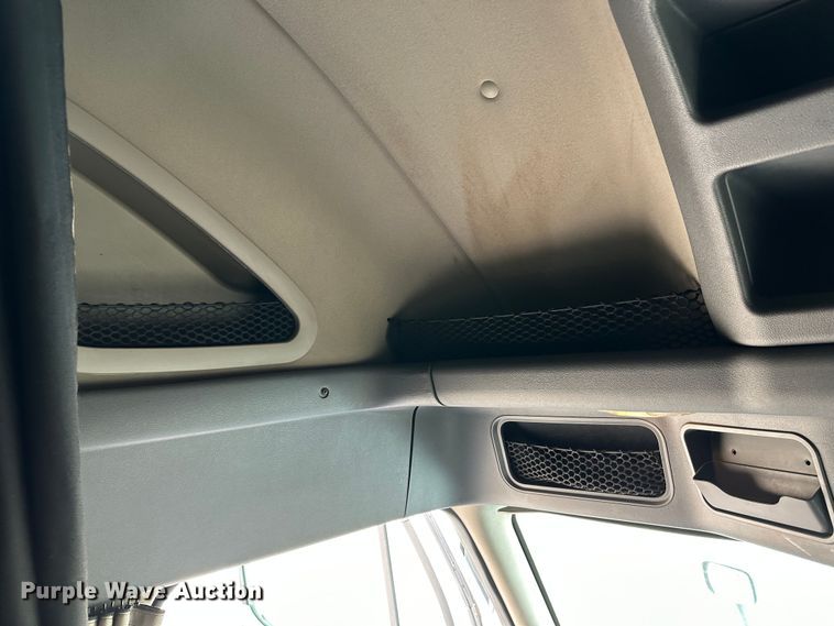 image for item JD9738 2016 Freightliner Cascadia  semi truck