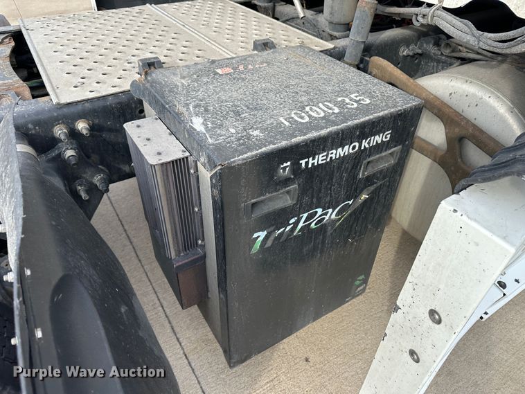 image for item JD9738 2016 Freightliner Cascadia  semi truck