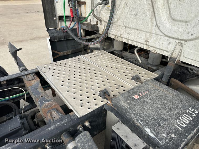 image for item JD9738 2016 Freightliner Cascadia  semi truck