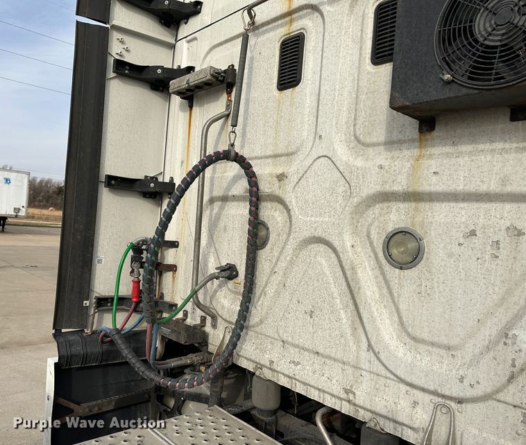 image for item JD9738 2016 Freightliner Cascadia  semi truck