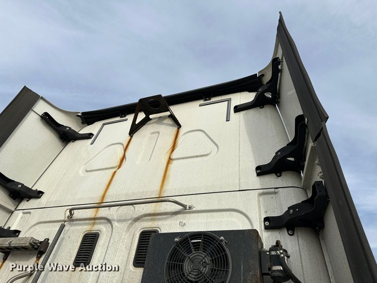 image for item JD9738 2016 Freightliner Cascadia  semi truck